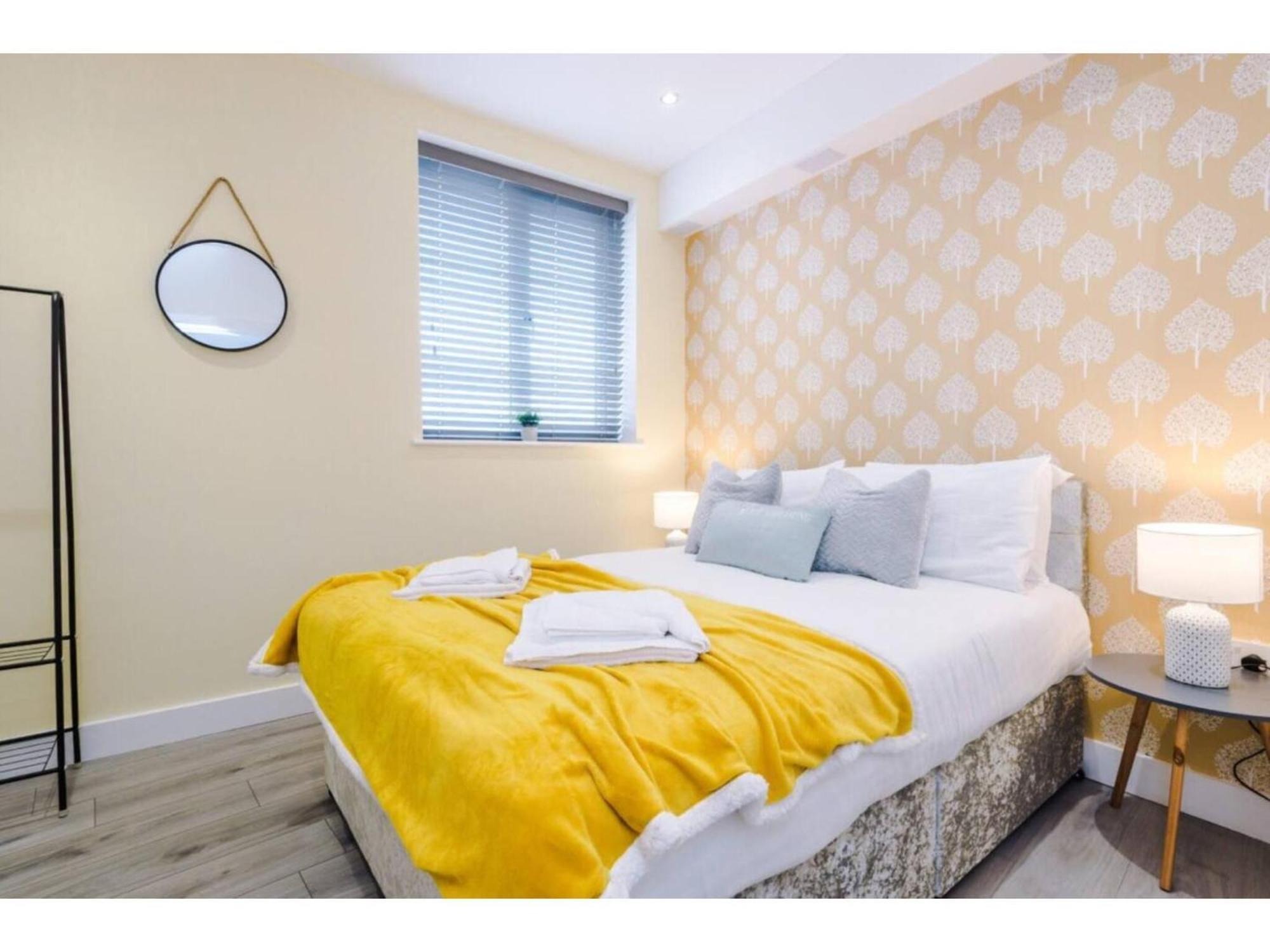 The Ecclesian Deluxe Apartments Near Trafford Centre Eccles Train Station แมนเชสเตอร์ ภายนอก รูปภาพ