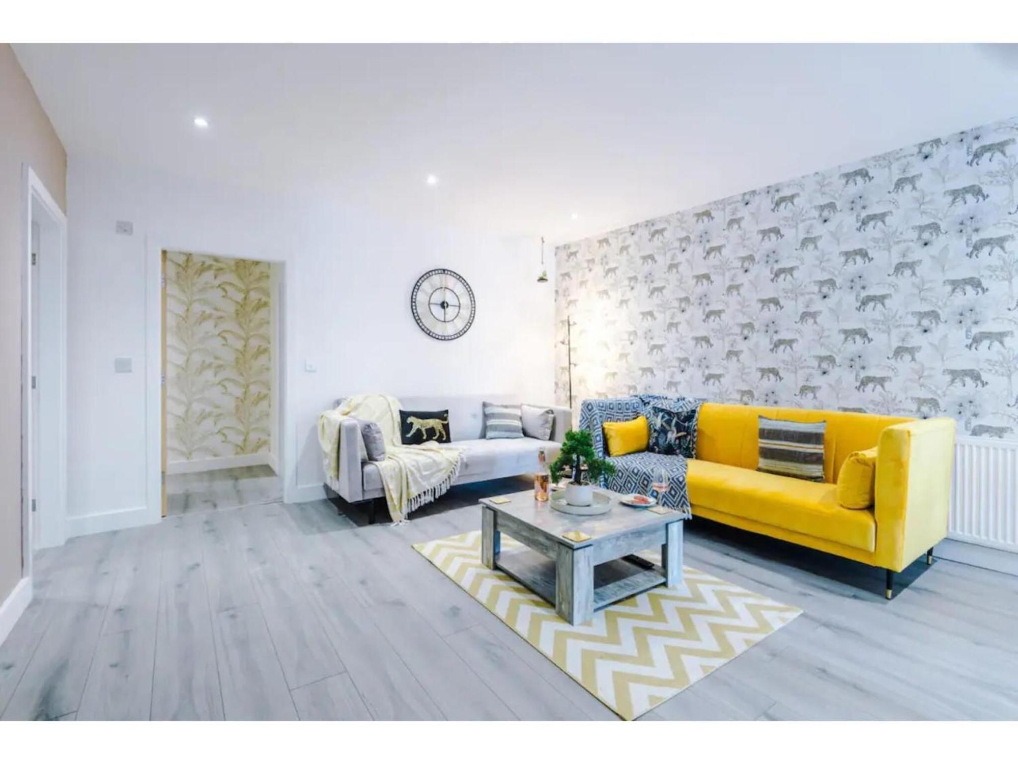 The Ecclesian Deluxe Apartments Near Trafford Centre Eccles Train Station แมนเชสเตอร์ ภายนอก รูปภาพ