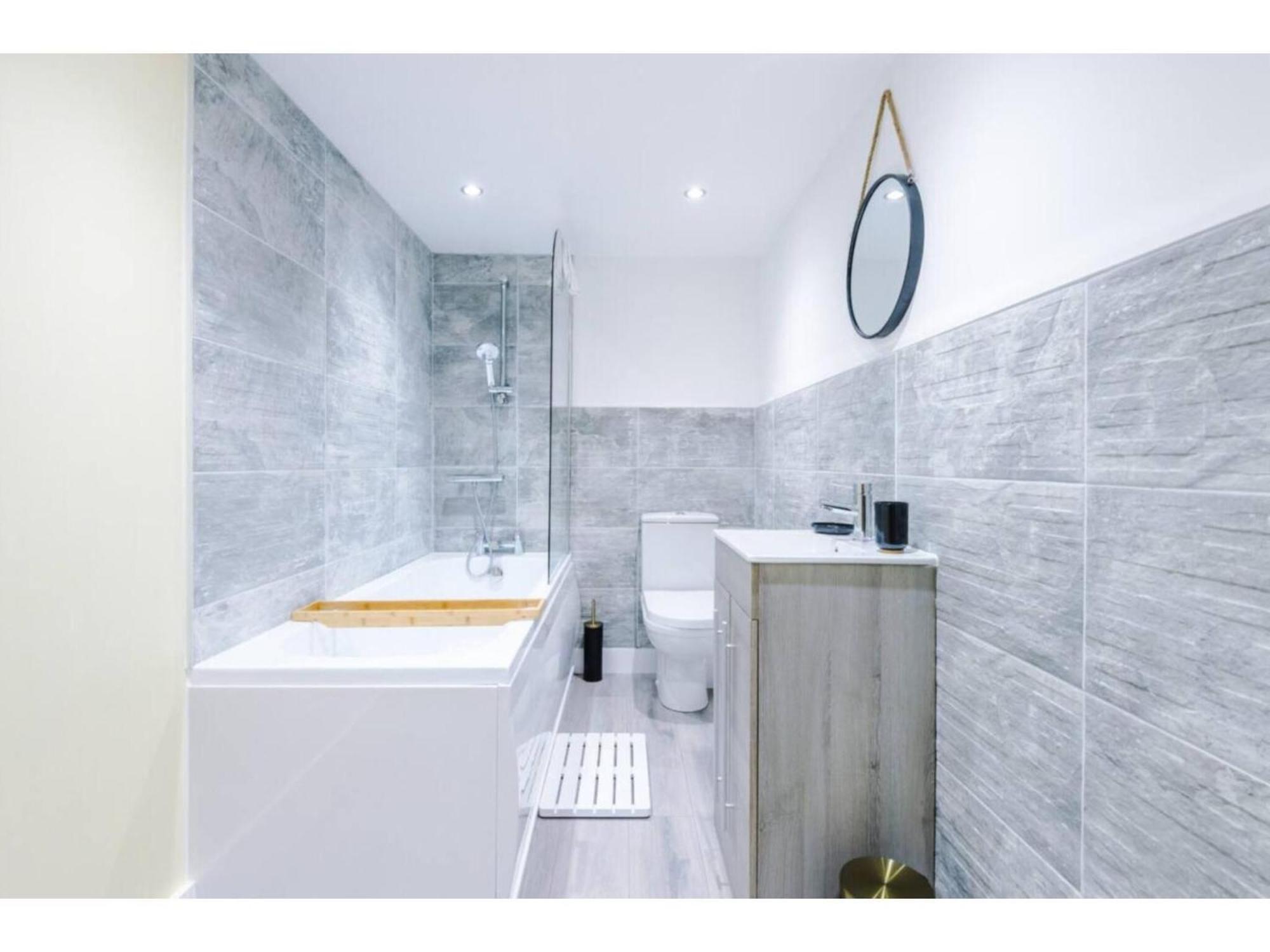 The Ecclesian Deluxe Apartments Near Trafford Centre Eccles Train Station แมนเชสเตอร์ ภายนอก รูปภาพ