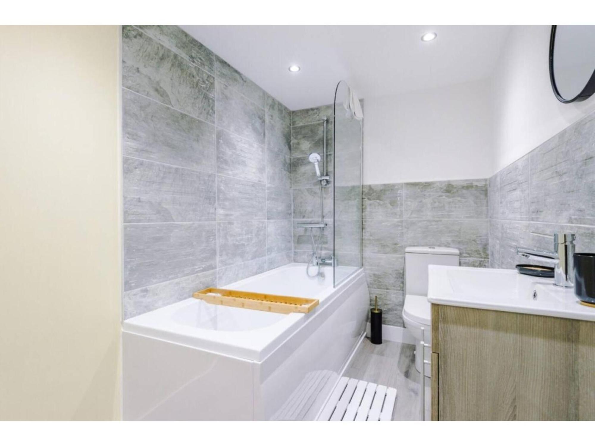 The Ecclesian Deluxe Apartments Near Trafford Centre Eccles Train Station แมนเชสเตอร์ ภายนอก รูปภาพ