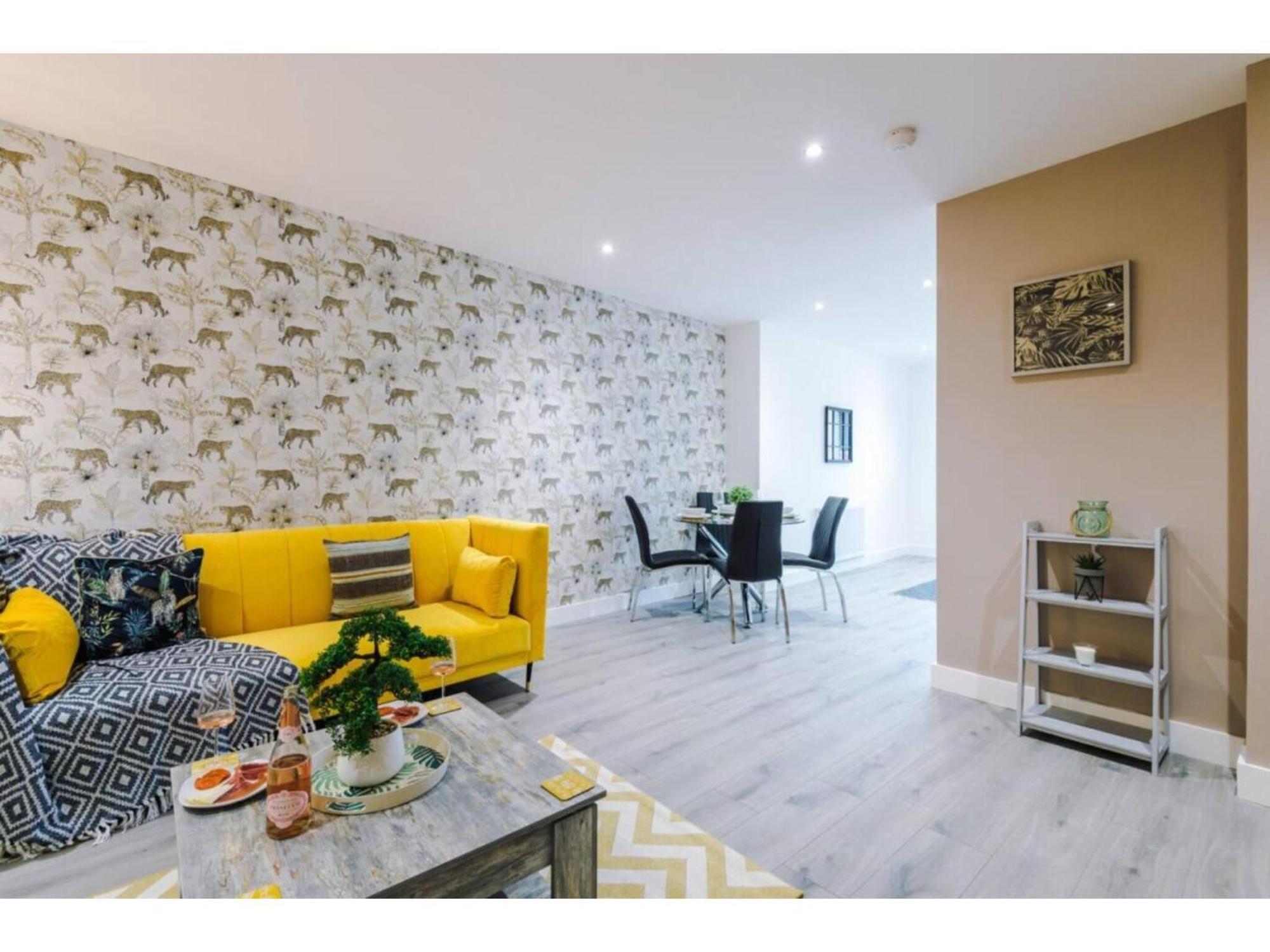 The Ecclesian Deluxe Apartments Near Trafford Centre Eccles Train Station แมนเชสเตอร์ ภายนอก รูปภาพ